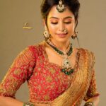 Gayathri Sri Instagram - ✨ Makeup: @deepi_makeupartistry Hairstylist: @mani_stylist_ Saree drape: @style_with_anbu Jewel: @new_ideas_fashions Saree: @frontiers_fashion_lounge Photography: @prachuprashanth Flowers: @sathana_flowerdesigns