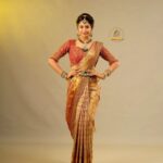 Gayathri Sri Instagram - ✨ Makeup: @deepi_makeupartistry Hairstylist: @mani_stylist_ Saree drape: @style_with_anbu Jewel: @new_ideas_fashions Saree: @frontiers_fashion_lounge Photography: @prachuprashanth Flowers: @sathana_flowerdesigns Chennai, India