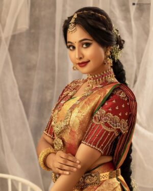 Gayathri Sri Instagram - Bridal #2...
.
Makeup by:@mystylemakeover_studio
.
FT:@gayu_sri_offl
.
Shotby:@vdop_photography
.
Saree:@mylaikumaran
.
Saree drape:@style_with_anbu
.
Blouse:@kavyavigneshofficial
.
Hairdo:@mahi_hairdo
.
Jewel:@krishya_bridal_collections
.
#vdopphotography #portrait #traditional #beauty #bridalmakeup #bridallook #beautyshots #portraitphotography #chennaimodels #chennaifashiondesigner #fashionstyle #love #model #instagram #bridalsarees #outfit #stylish