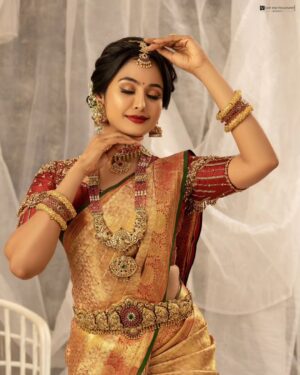 Gayathri Sri Instagram - Bridal #2...
.
Makeup by:@mystylemakeover_studio
.
FT:@gayu_sri_offl
.
Shotby:@vdop_photography
.
Saree:@mylaikumaran
.
Saree drape:@style_with_anbu
.
Blouse:@kavyavigneshofficial
.
Hairdo:@mahi_hairdo
.
Jewel:@krishya_bridal_collections
.
#vdopphotography #portrait #traditional #beauty #bridalmakeup #bridallook #beautyshots #portraitphotography #chennaimodels #chennaifashiondesigner #fashionstyle #love #model #instagram #bridalsarees #outfit #stylish
