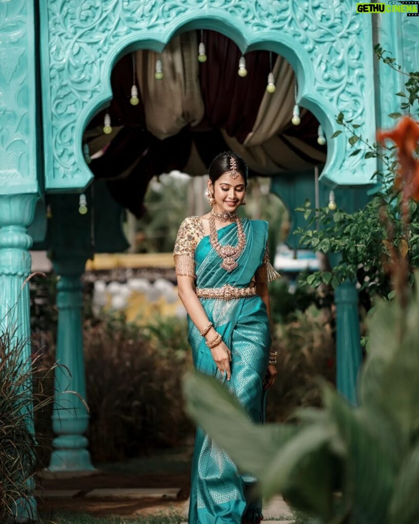 Gayathri Sri Instagram - Shoot for @astah_boutique_tirupur Mua: @mathi_makeupstudio_and_academy Photography : @bluemoon_pictures Venue : @elementspalmvalley Saree : @dr_ganesh_sah_silks_saress Jewel : @nakshatra_rental_jewellery Shapewear : @quiensee Coimbatore