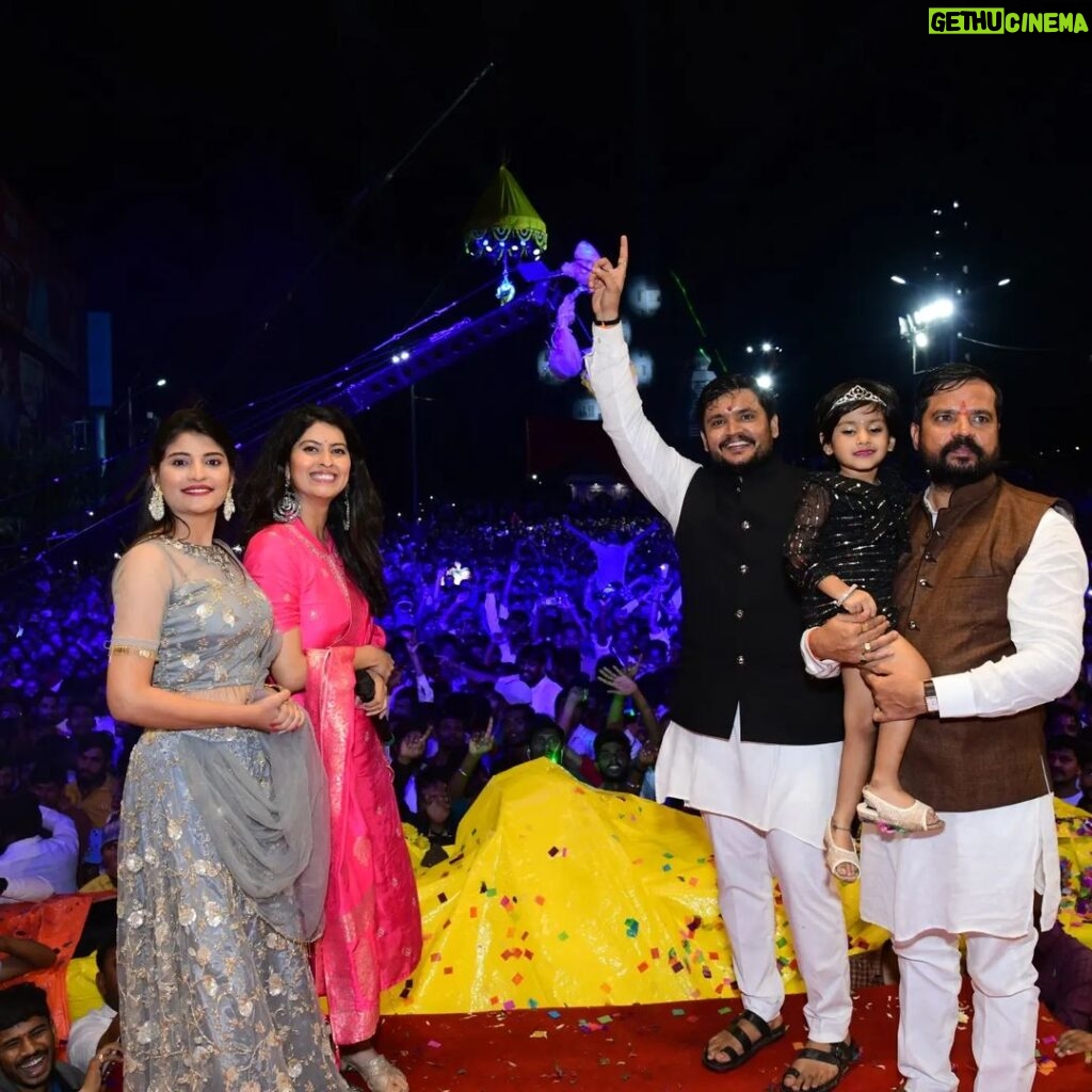 Gayatri Jadhav Instagram - आला रे आला गोविंदा आला! #dahihandi #2022 #huge #crowd #actresses #actorslife🎬 #traditionalwear #gayatrijadhavofficial Pimpri-Chinchwad