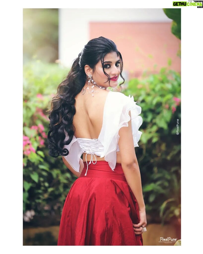 Gayatri Jadhav Instagram - Nothing is more pretty than wearing a smile & getting up after every setback.. ♥💯 #photoshootday #photoshootmakeup #picoftheday #instagramers #trending #viralpost #makeuplooks #fashiongram #gayatrijadhavofficial Pune, Maharashtra