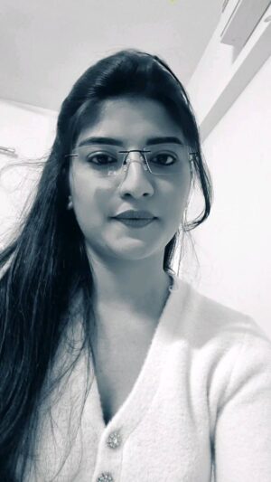 Gayatri Jadhav Instagram - Feather challenge 🪶 
#laalsinghchaddha #featherchallenge