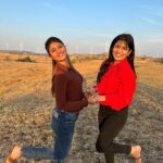 Gayatri Jadhav Instagram - 🦋💕 A friend knows the song in my heart & sings it to me when my memory fails 😄 #gayatrijadhavofficial #friendshipgoals राजधानी सातारा