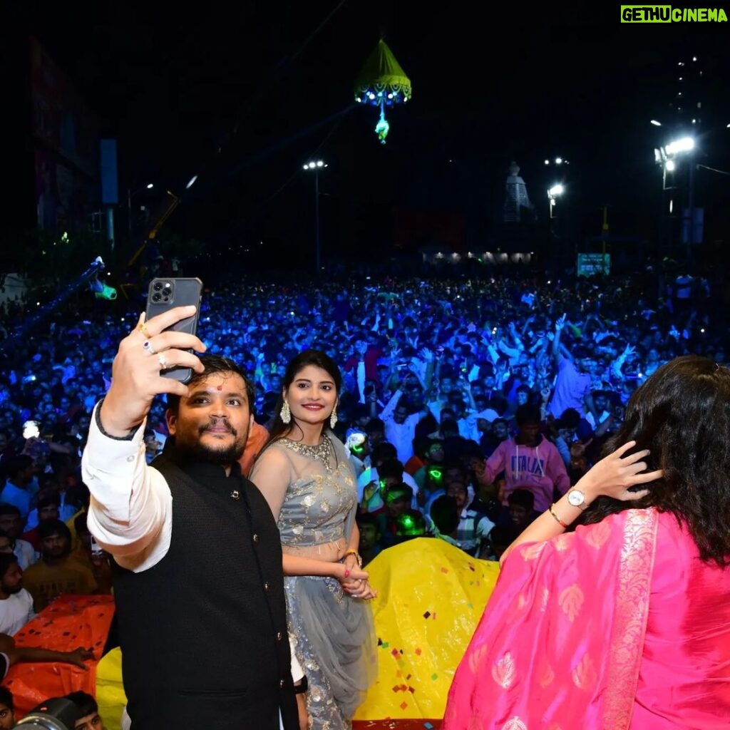 Gayatri Jadhav Instagram - आला रे आला गोविंदा आला! #dahihandi #2022 #huge #crowd #actresses #actorslife🎬 #traditionalwear #gayatrijadhavofficial Pimpri-Chinchwad