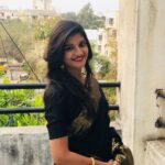 Gayatri Jadhav Instagram - In a world full of trends, I want to remain a classic💫 . . #Black#sareelove#helovesblack#smilesformiles#gayatrijadhavofficial पुणे