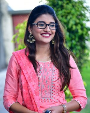 Gayatri Jadhav Instagram - The happiest people don't have best of everything ,they make the best of everything . 
#gayatrijadhav#happiness#lifeisgreat