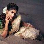 Gayatri Jadhav Instagram - 🌸🫰🏻 Jewellery :- @devansh_creation1 Makeup :- @devyaniware_makeupartist Hair & drepping :- @hairandmakeupbyradhe Blouse by : @devansh_creation1 Photography: @anilpatil_mr.photographer Assist by:- @the_shutterup__ @blackframes_ Pune, Maharashtra