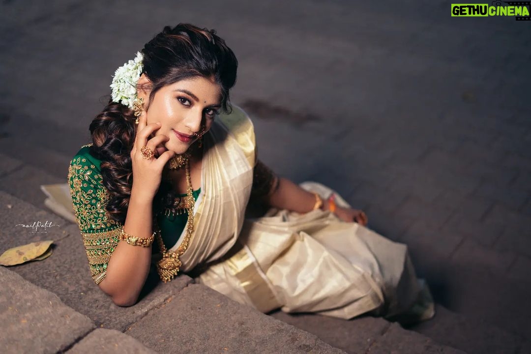 Gayatri Jadhav Instagram - πΈπ«°π» Jewellery :- @devansh_creation1 Makeup :- @devyaniware_makeupartist Hair & drepping :- @hairandmakeupbyradhe Blouse by : @devansh_creation1 Photography: @anilpatil_mr.photographer Assist by:- @the_shutterup__ @blackframes_ Pune, Maharashtra