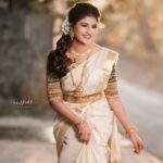 Gayatri Jadhav Instagram - Once you become FEARLESS Life becomes LIMITLESS 💫 . . . .Jewellery :- @devansh_creation1 Hair & drepping :- @hairandmakeupbyradhe Blouse by : @devansh_creation1 Photography:- @anilpatil_mr.photographer Assist by:- @the_shutterup__ @blackframes_