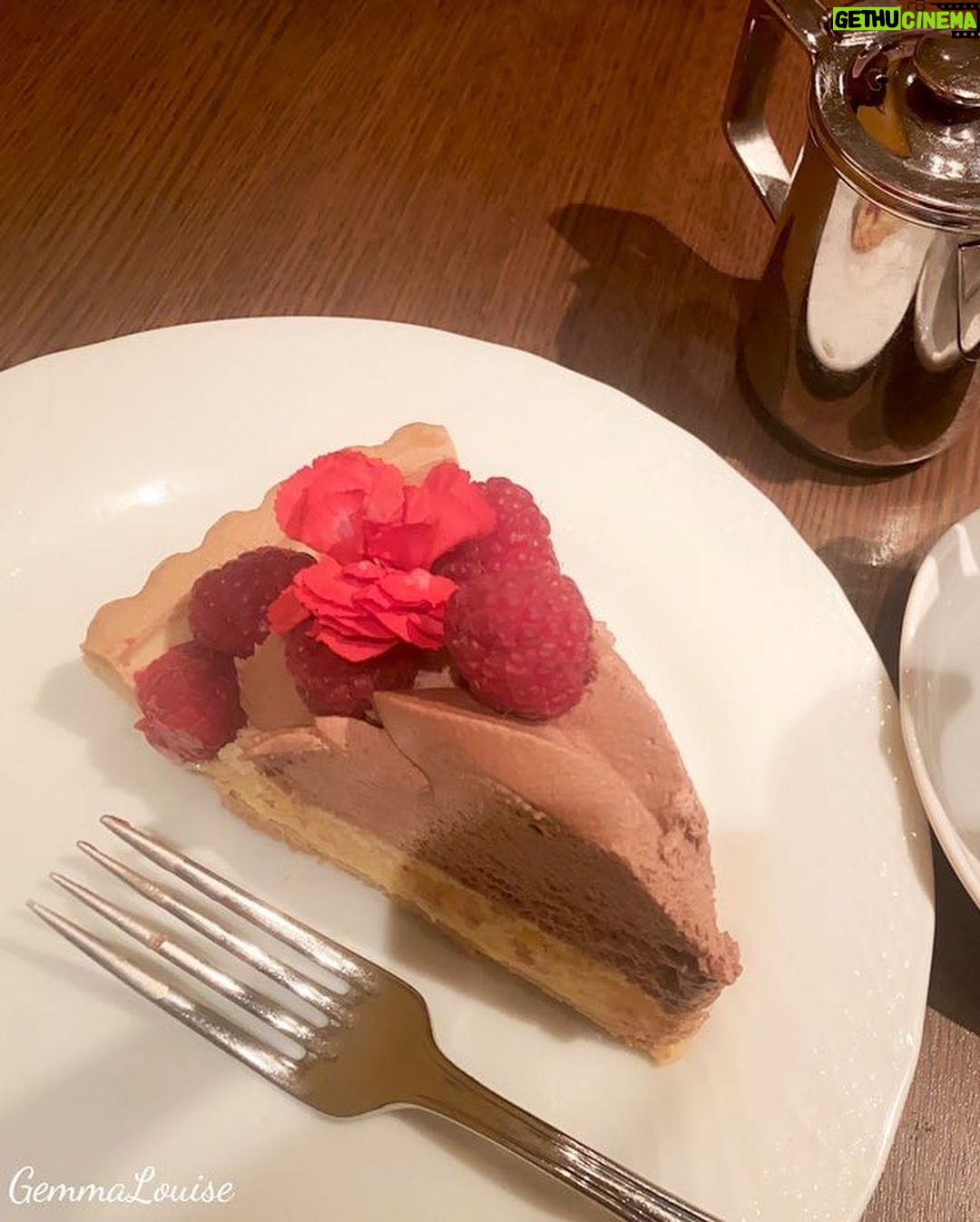 Gemma Louise Instagram - チョコレートラスベリーケーキ🌹 一緒に食べよう?? なんばCITY