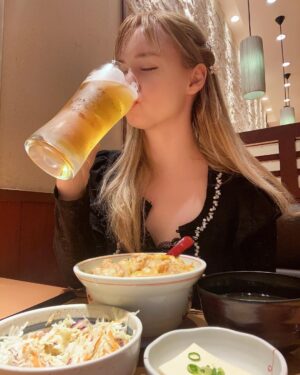 Gemma Louise Instagram - お疲れ様でした大阪！♥️🍚🍺 #グルメ #大阪 #osaka #japan #親子丼