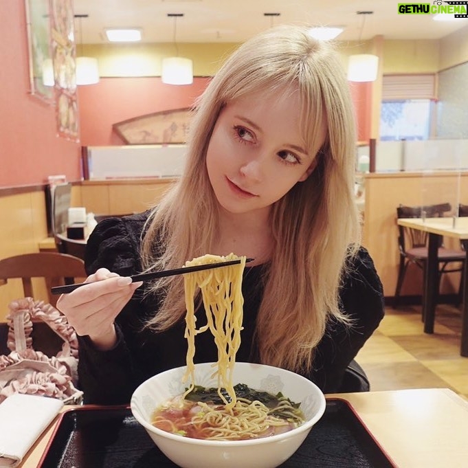 Gemma Louise Instagram - 一緒にラーメン食べよう?🍜 do you like ramen?