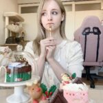 Gemma Louise Instagram - 一緒にクリスマスケーキ食べませんか？🍰🎄 バニラケーキチョコケーキどっち好き？ 私はチョコケーキ大好きです！ Would you join my Christmas tea party? Do you prefer vanilla or chocolate cake? I definitely am a chocolate person. #メリクリ #クリスマス #christmas