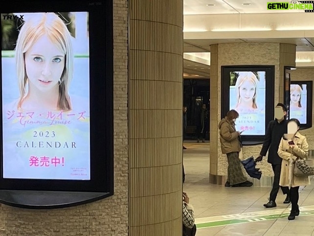 Gemma Louise Instagram - 私は恵比寿駅にいます! Promotion of my calendar is in Ebisu station! 😮