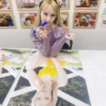 Gemma Louise Instagram - カレンダーにサイン入れしてきました！Went to sign some of the calendars in advance of the event!