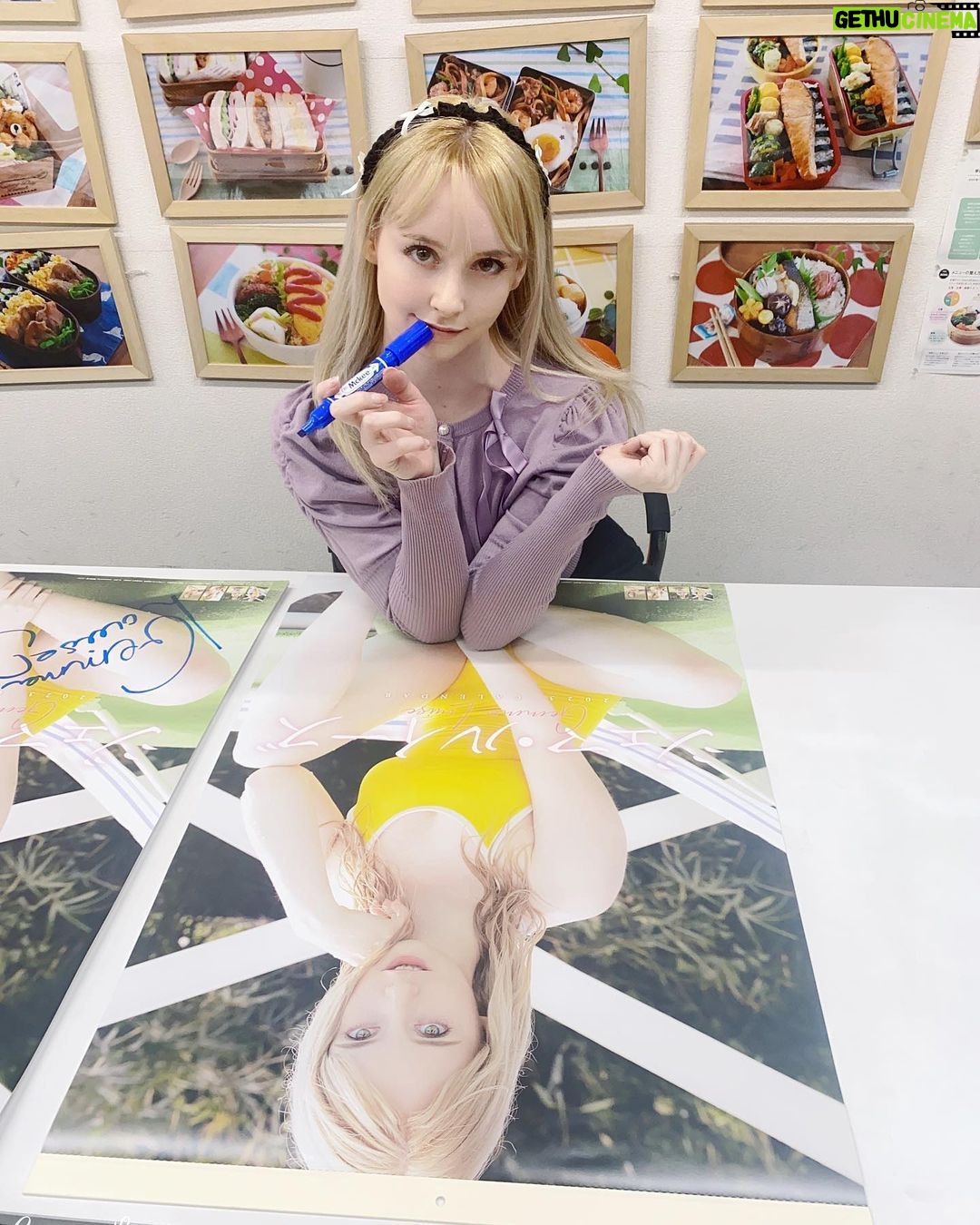 Gemma Louise Instagram - カレンダーにサイン入れしてきました!Went to sign some of the calendars in advance of the event!
