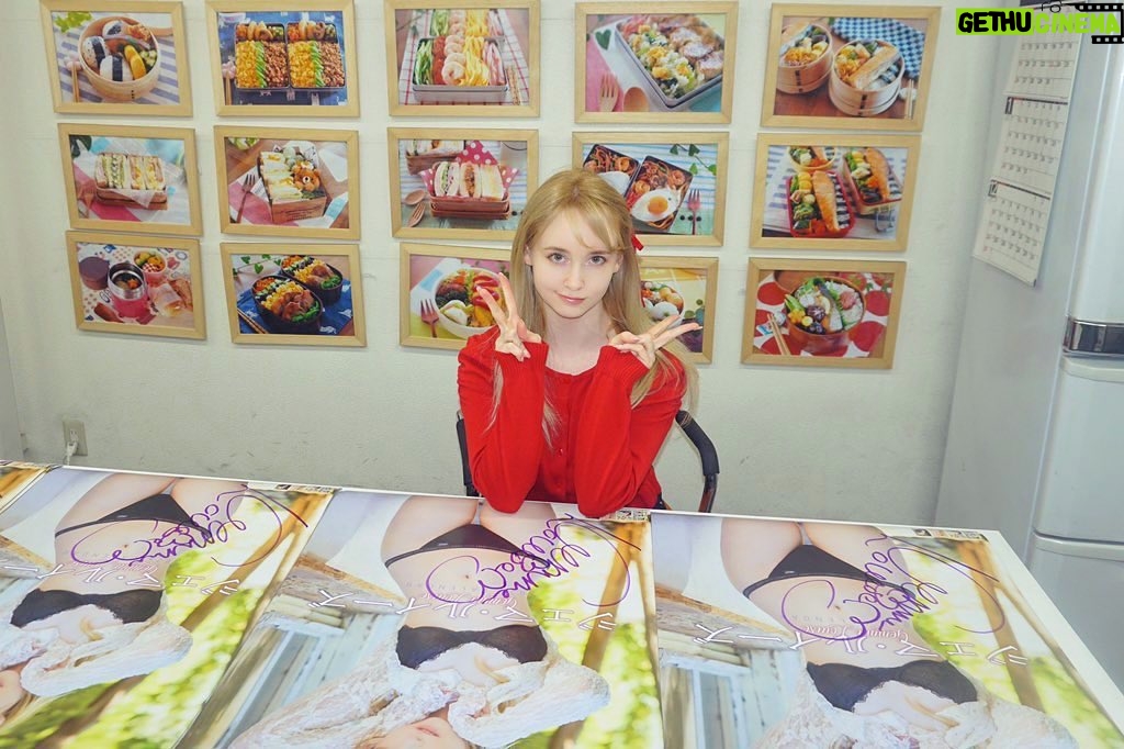 Gemma Louise Instagram - みなさんこんばんは〜 カレンダーにサイン入れしてきました！ 発売イベントは明日（9日）です！ Tokyo, Japan