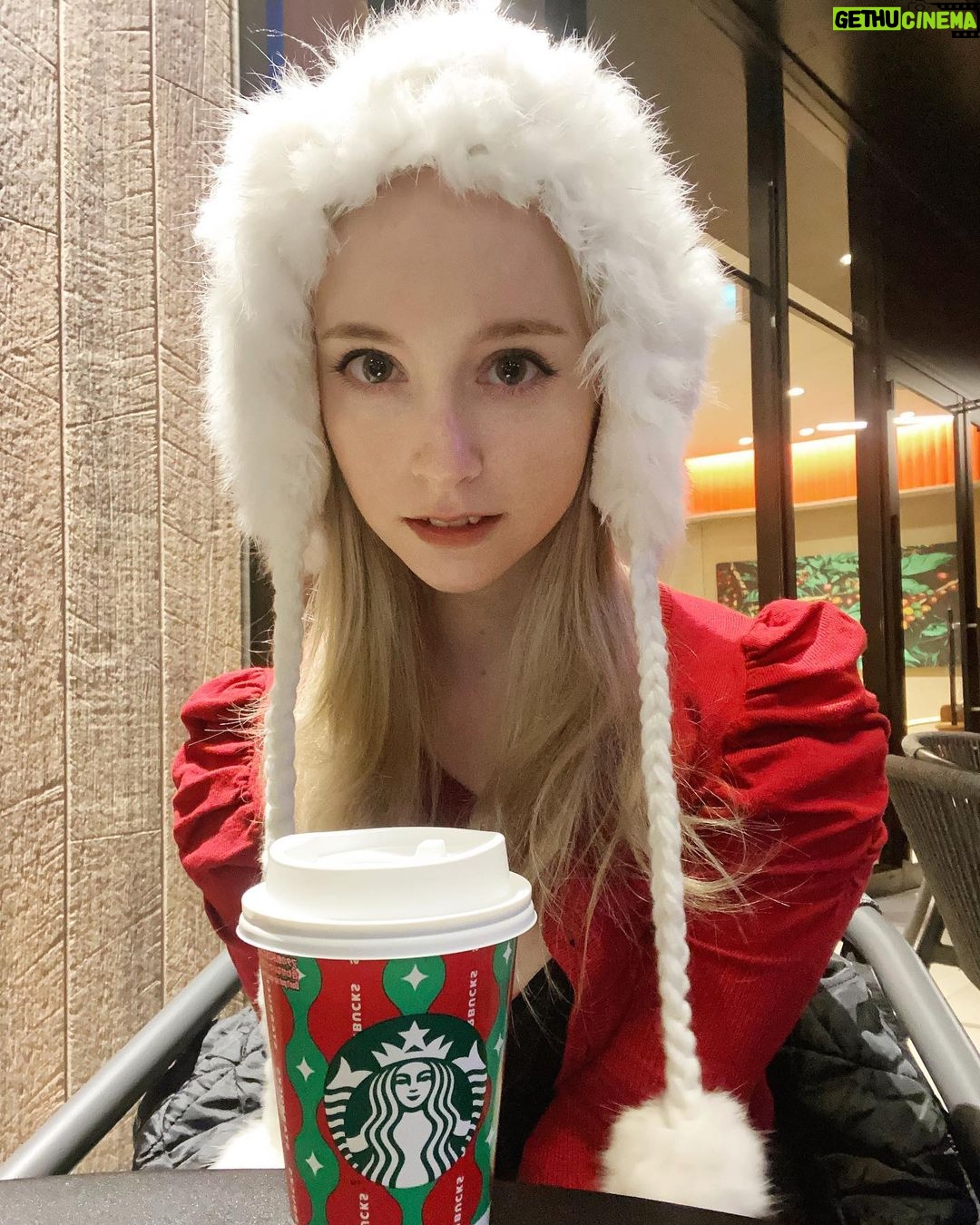 Gemma Louise Instagram - 一緒にスタバ飲もう。。?☕️♥️ Let’s drink Starbucks together? #スタバ #冬 #クリスマス #starbucks #モデル #東京