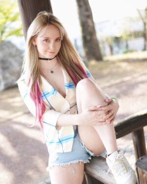 Gemma Louise Instagram - 喜多川海夢 💕　

#コスプレ #コスプレイヤー #喜多川海夢 #その着せ替え人形は恋をする #marinkitagawa #cosplay #cosplayer #グラビア #モデル #dressupdarling