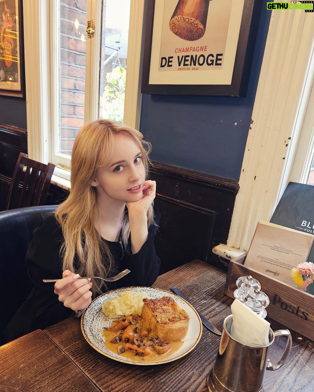 Gemma Louise Instagram - Happy Thanksgiving! 🦃 ハッピーサンクスギビング! #ロンドン #london Soho, London UK