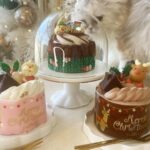 Gemma Louise Instagram - 一緒にクリスマスケーキ食べませんか？🍰🎄 バニラケーキチョコケーキどっち好き？ 私はチョコケーキ大好きです！ Would you join my Christmas tea party? Do you prefer vanilla or chocolate cake? I definitely am a chocolate person. #メリクリ #クリスマス #christmas