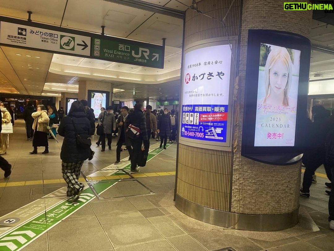 Gemma Louise Instagram - 私は恵比寿駅にいます! Promotion of my calendar is in Ebisu station! 😮