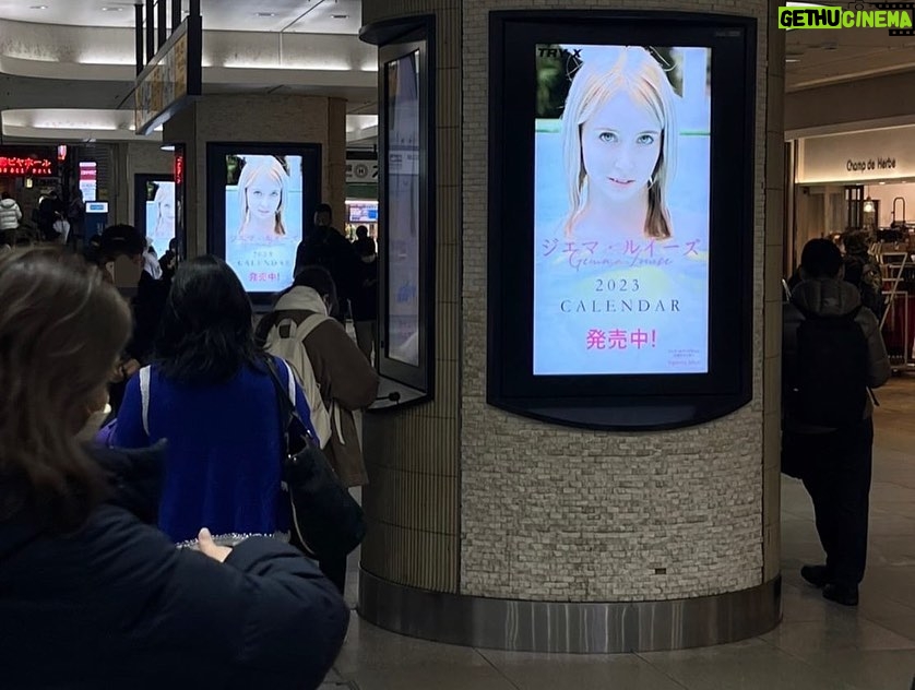 Gemma Louise Instagram - 私は恵比寿駅にいます! Promotion of my calendar is in Ebisu station! 😮