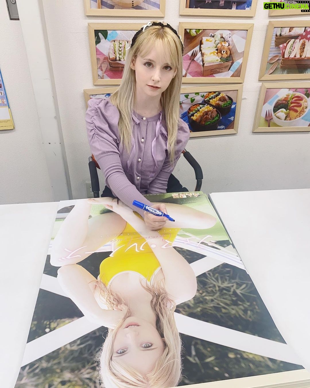 Gemma Louise Instagram - カレンダーにサイン入れしてきました!Went to sign some of the calendars in advance of the event!