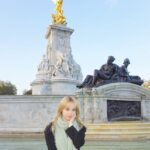 Gemma Louise Instagram – 久しぶりにバッキンガム宮殿に来てみた！👑 ヴィクトリア記念堂はとても美しいです⛲️ I went to visit Buckigham palace! #buckinghampalace #london #uk #ロンドン #バッキンガム宮殿 #royalfamily Buckingham Palace, London