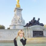 Gemma Louise Instagram - 久しぶりにバッキンガム宮殿に来てみた！👑 ヴィクトリア記念堂はとても美しいです⛲️ I went to visit Buckigham palace! #buckinghampalace #london #uk #ロンドン #バッキンガム宮殿 #royalfamily Buckingham Palace, London