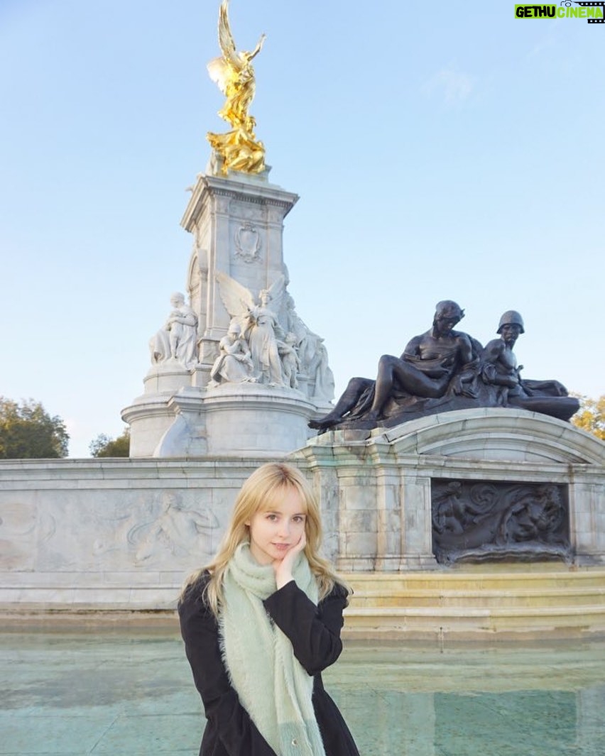 Gemma Louise Instagram - 久しぶりにバッキンガム宮殿に来てみた!👑 ヴィクトリア記念堂はとても美しいです⛲️ I went to visit Buckigham palace! #buckinghampalace #london #uk #ロンドン #バッキンガム宮殿 #royalfamily Buckingham Palace, London