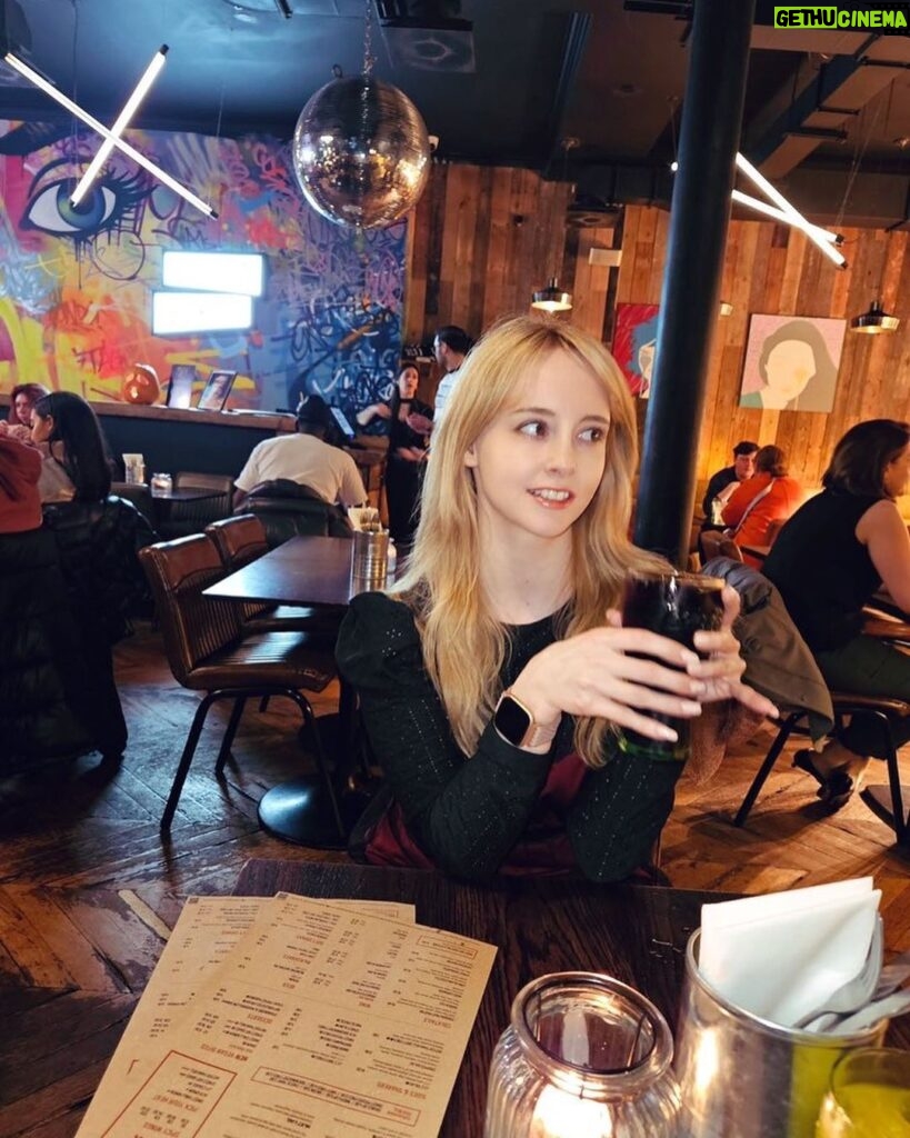 Gemma Louise Instagram - おはよう日本～ お母さんと一緒にゴードン・ラムゼイ ストリート バーガー行った！美味しかった🍔 I went to Gordon Ramsay street burger! Was delicious 😋 #london #londonfood #gordonramsay #ロンドン Gordon Ramsay Street Burger Charing Cross Road