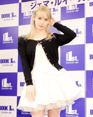 Gemma Louise Instagram - Calendar release event! ジェマ・ルイーズ2023カレンダー発売イベントお疲れ様でした！！✨

皆さん、お会いに来て本当にありがとうございました！本当に嬉しいです。
ブックファーストさんもありがとうございました♥️
My calendar release event was held yesterday! Thankyou to everyone that came!

写真：日刊スポーツ（撮影・鈴木正人）