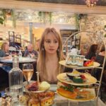 Gemma Louise Instagram - Festive afternoon tea at The Ivy 🥂 The Ivyでのクリスマスのアフタヌーンティー🐻‍❄️ #ロンドン #イギリス #theivy #chelseagarden #london Chelsea Gardens