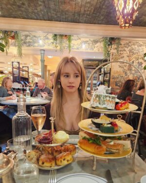 Gemma Louise Instagram - Festive afternoon tea at The Ivy 🥂 The Ivyでのクリスマスのアフタヌーンティー🐻‍❄️ #ロンドン #イギリス #theivy #chelseagarden #london