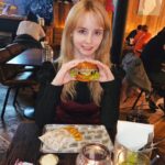 Gemma Louise Instagram - おはよう日本～ お母さんと一緒にゴードン・ラムゼイ ストリート バーガー行った！美味しかった🍔 I went to Gordon Ramsay street burger! Was delicious 😋 #london #londonfood #gordonramsay #ロンドン Gordon Ramsay Street Burger Charing Cross Road