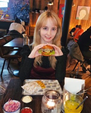 Gemma Louise Instagram - おはよう日本～
お母さんと一緒にゴードン・ラムゼイ ストリート バーガー行った！美味しかった🍔 I went to Gordon Ramsay street burger! Was delicious 😋 #london #londonfood #gordonramsay #ロンドン