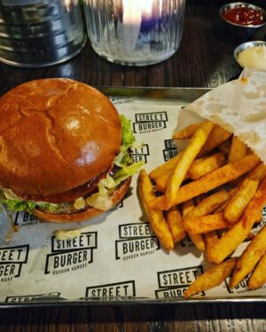 Gemma Louise Instagram - おはよう日本～
お母さんと一緒にゴードン・ラムゼイ ストリート バーガー行った！美味しかった🍔 I went to Gordon Ramsay street burger! Was delicious 😋 #london #londonfood #gordonramsay #ロンドン