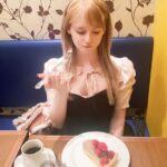 Gemma Louise Instagram - チョコレートラスベリーケーキ🌹 一緒に食べよう？？ なんばCITY