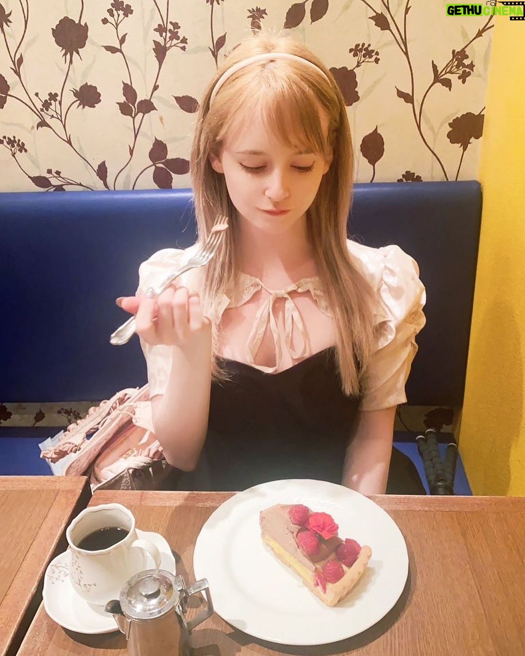Gemma Louise Instagram - チョコレートラスベリーケーキ🌹 一緒に食べよう?? なんばCITY