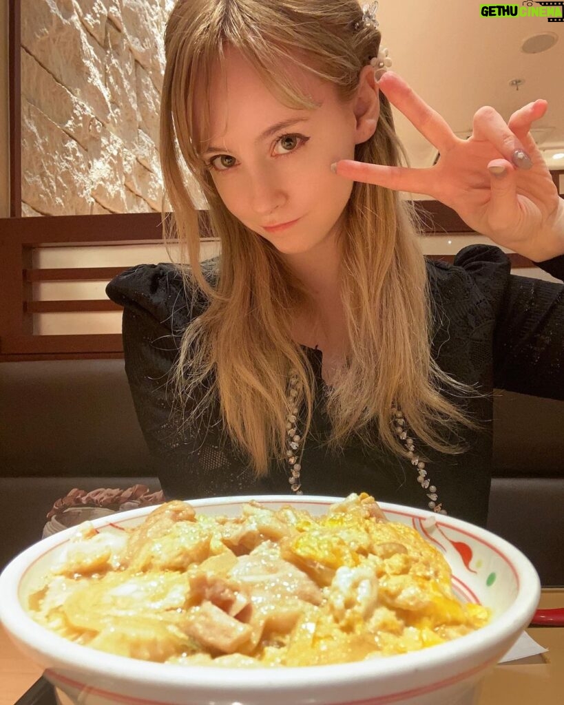 Gemma Louise Instagram - お疲れ様でした大阪！♥️🍚🍺 #グルメ #大阪 #osaka #japan #親子丼
