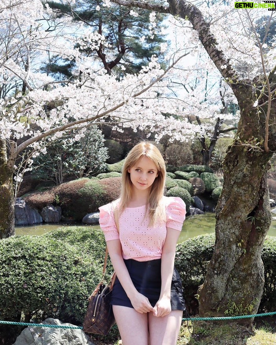 Gemma Louise Instagram - おはよう〜やっと桜を見に行けましたー🌸 #桜 #桜スポット #花見 #花見スポット #モデル #外国人モデル #東京モデル #春 #可愛い #日本 #cherryblossom #sakura
