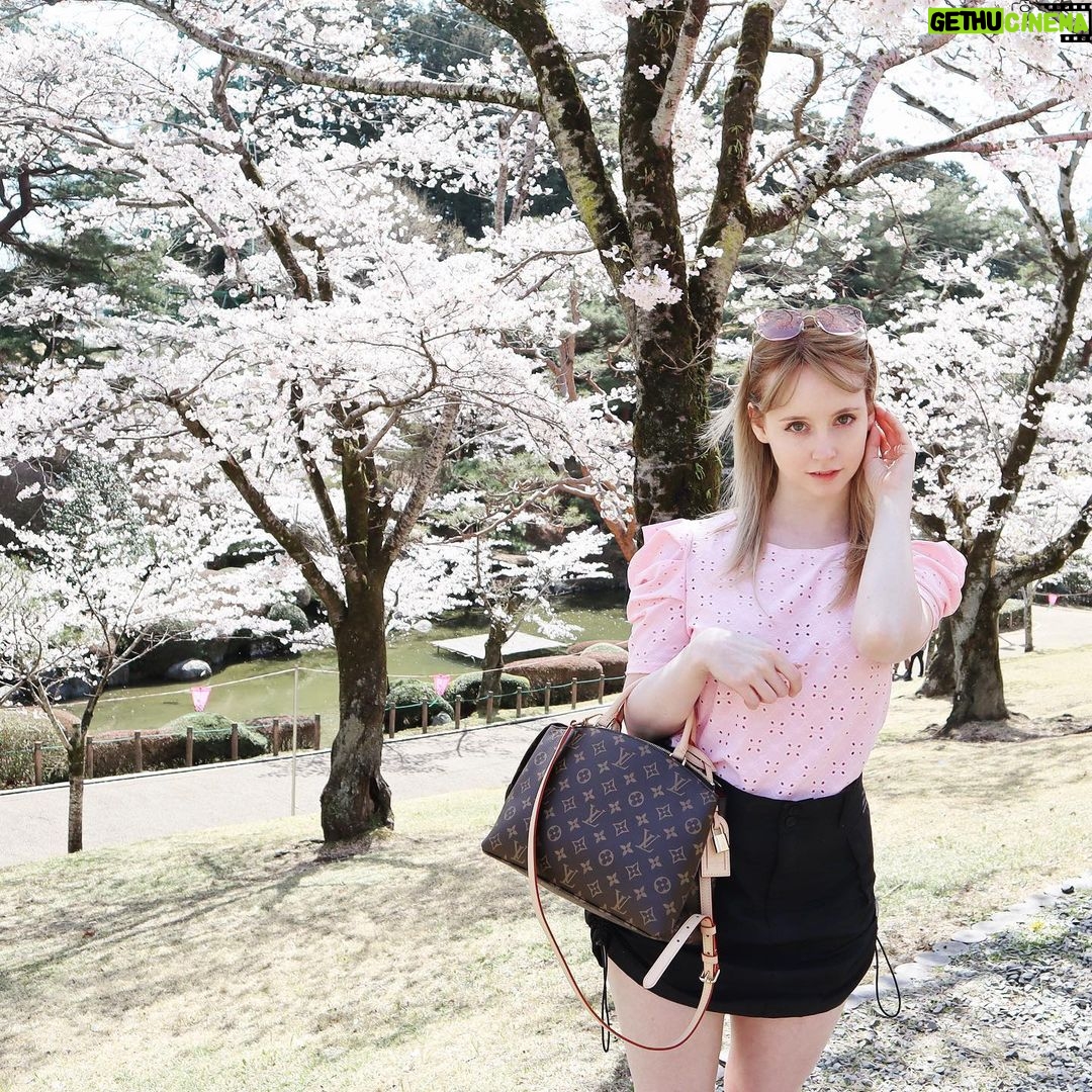 Gemma Louise Instagram - 桜を見に行きました !🌸 #桜 #桜スポット #さくら #モデル #春 #sakura #cherryblossom