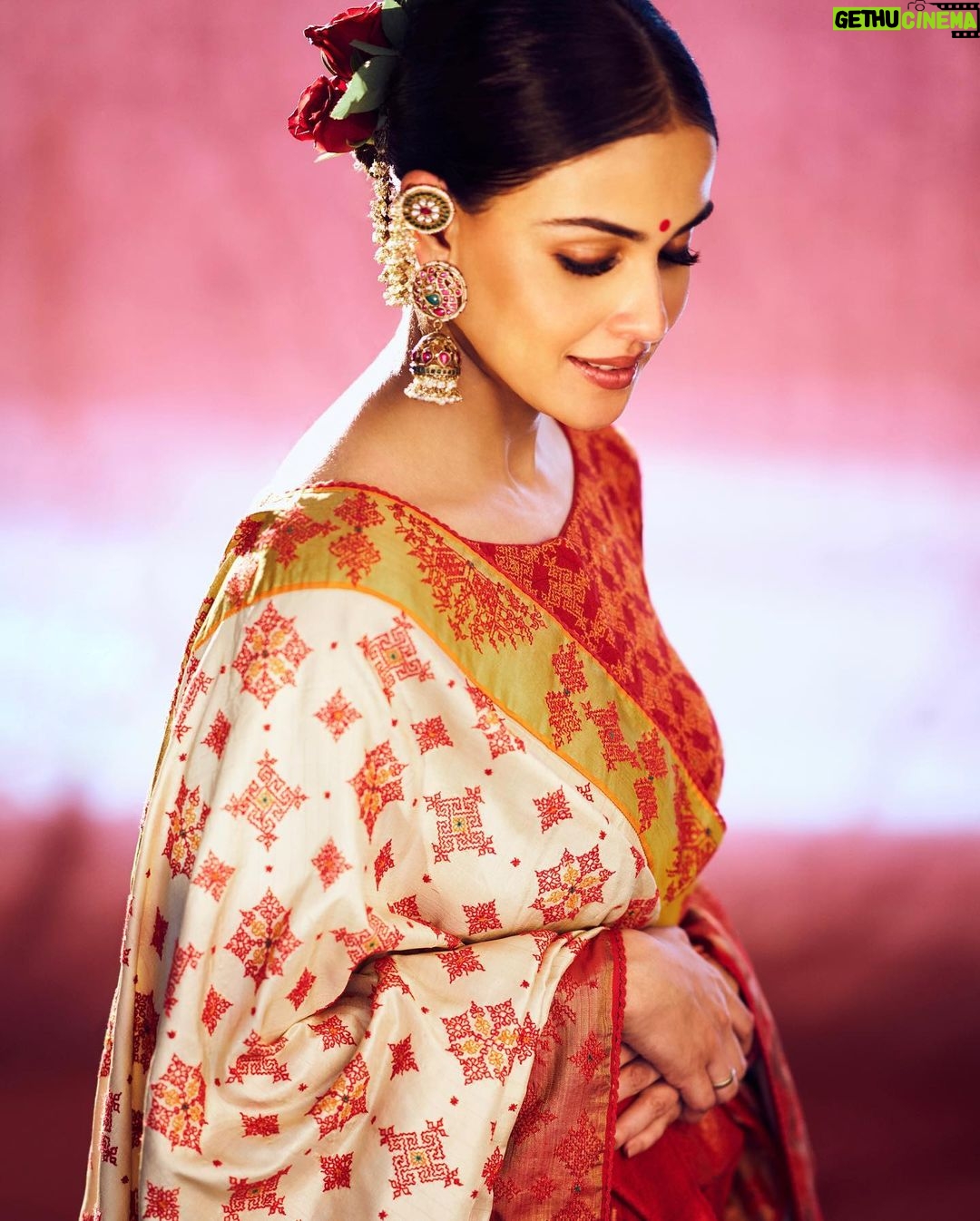 Genelia D'Souza Instagram - Happiness 💚💚💚 Managed by - @ayushpadukone Outfit - @gaurangofficial Jewellery- @shriparamanijewels Shoes - @fizzygoblet Makeup and hair - @rishinaacharya Style by - @who_wore_what_when @d.shubham_j @_chaitanya_2295 Photography- @rohnpingalay