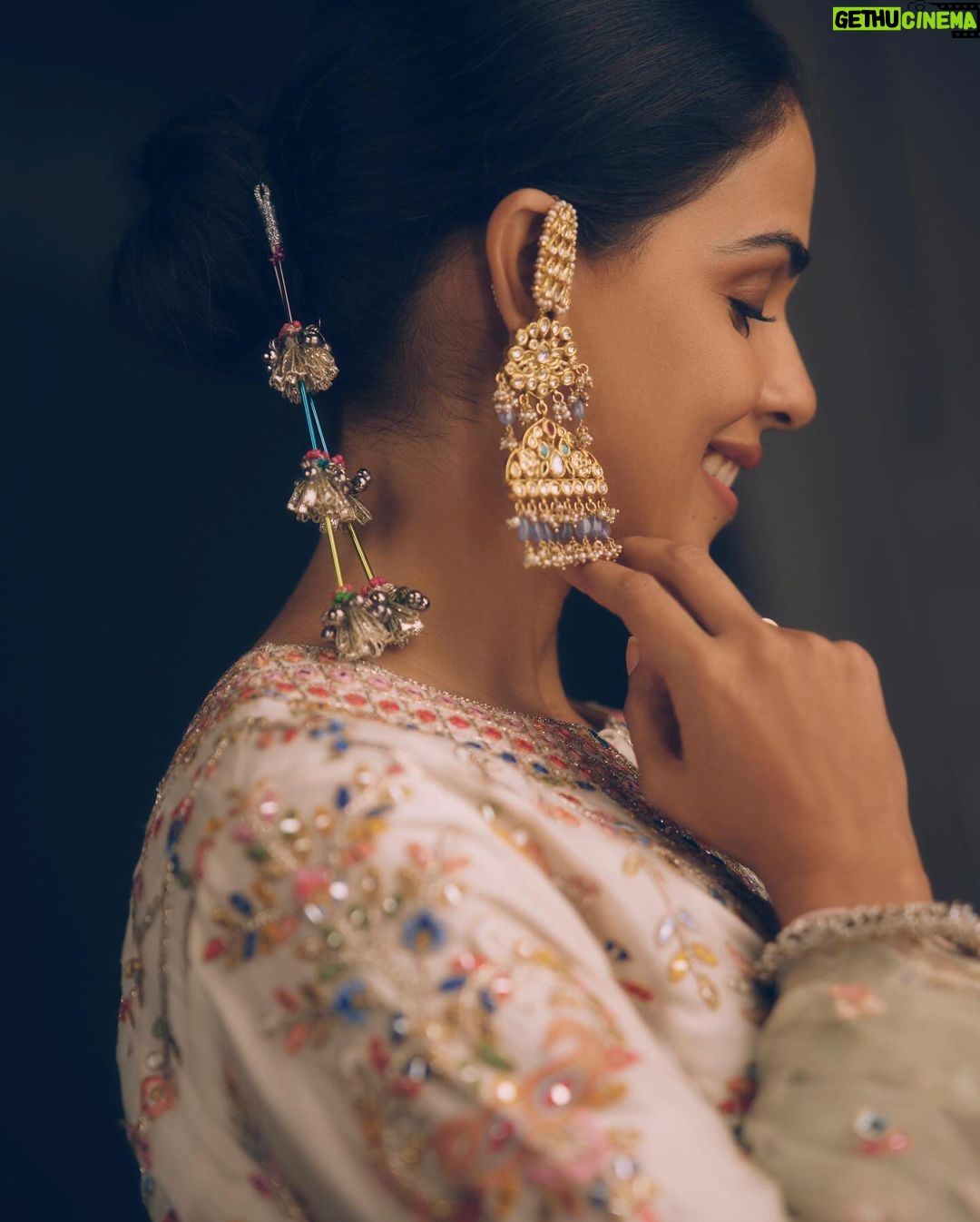 Genelia D'Souza Instagram - βYou donβt have to have it all sorted to move forward, Just take the next stepβ WHICH LOOK DO YOU LIKE THE MOST????? Management : @chandnidholakia1989 @ayushpadukone Makeup : @rishinaacharya Hair :@jyoti_love13 Styling : @who_wore_what_when Photos : @rohnpingalay Look 1 : π@sarojjalan π@jagdishjewellerschandigarh π@lovetobag Look 2 : π@tamannapunjabikapoor π₯Ώ@shilpsutra π @motifsbysurabhididwania π@shopziddi Look 3 : π@aisharaoofficial π@amamajewels π@ornatte.in ππββοΈ @khyatimalhotra558 @ishansupriyamilind