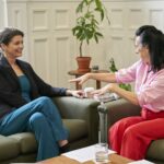 Geneviève Guilbault Instagram - Je poursuis mes rencontres de consultation pour trouver des solutions au financement du transport collectif. Merci à @stephaneboyer.laval et @val_plante pour la qualité de nos échanges. Communauté métropolitaine de Montréal