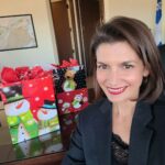 Geneviève Guilbault Instagram - Le 20 décembre, l'organisme Présence-famille Saint-Augustin distribuera des cadeaux dans le cadre de son activité Ange de Noël, à laquelle je participe à nouveau cette année. Un geste simple, mais si important pour que nos enfants puissent passer un joyeux Noël, entre autres chez nous dans #LouisHébert. Soyons généreux! 🎅🏻 Ministère des Transports (Québec)