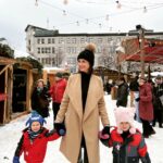 Geneviève Guilbault Instagram – Visite en famille du @noelallemandquebec, un classique des Fêtes dans notre #CapitaleNationale! À ne pas manquer jusqu’au 23 décembre! ☃️ Marché de Noël allemand de Québec